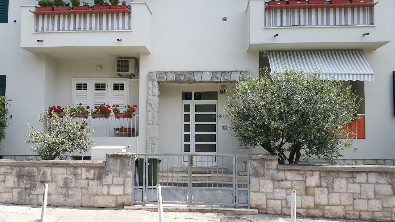 Apartments West Coast Split