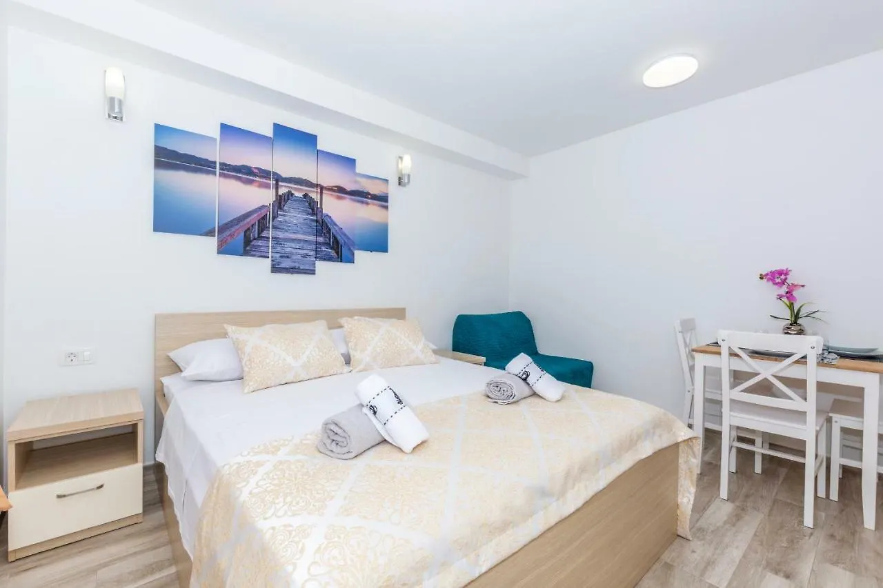 Apartments West Coast Split