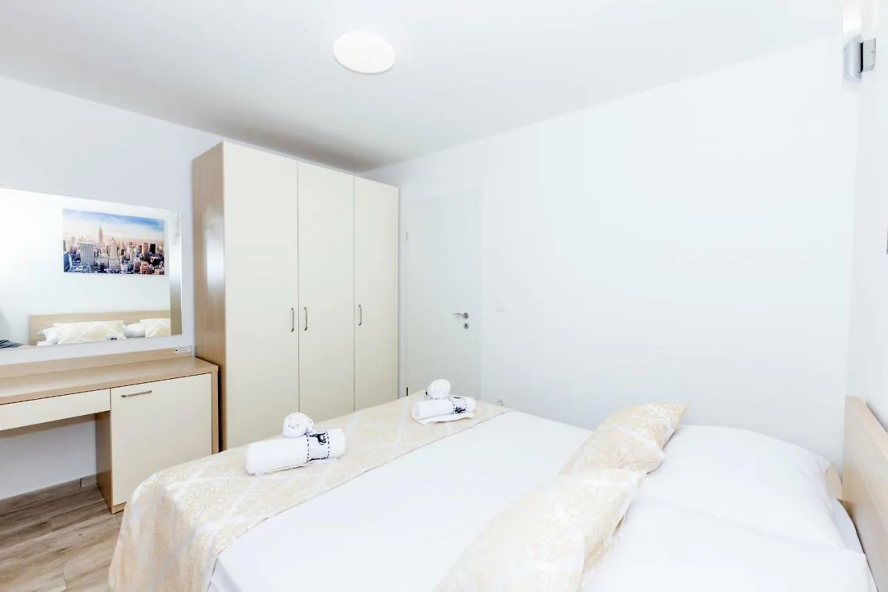 Apartments West Coast Split